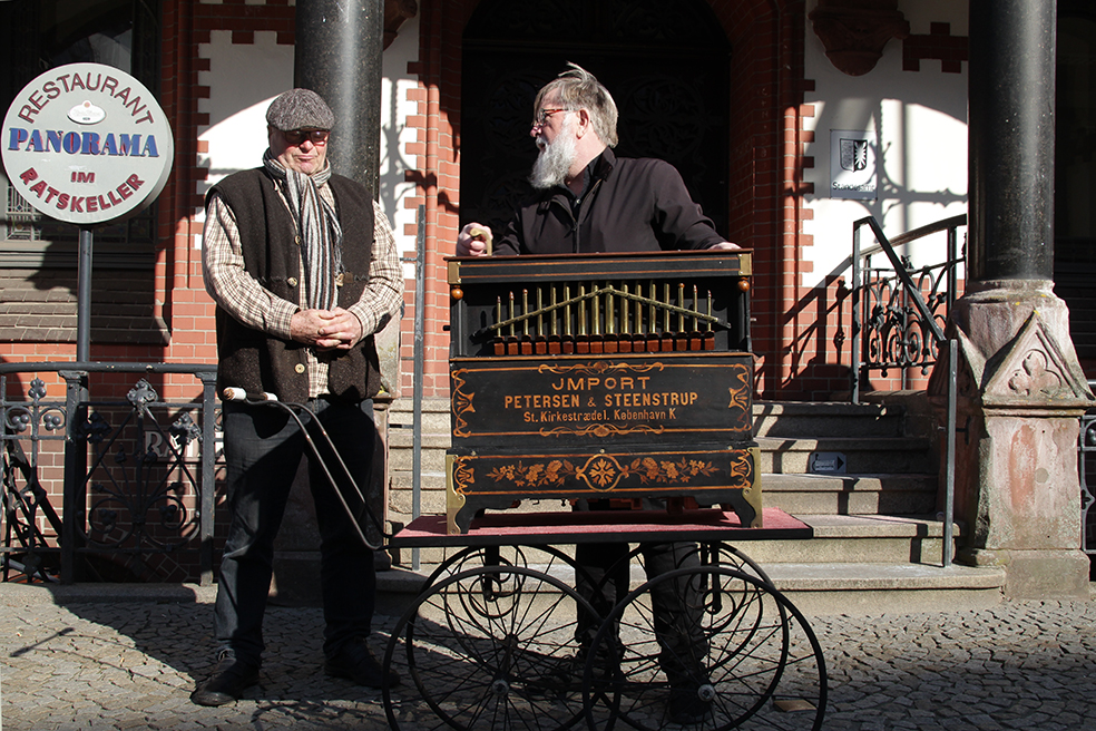 Roland Wolf og Positivspilleren ved rådhuset i Neumünster, med den gamle danske lirekasse