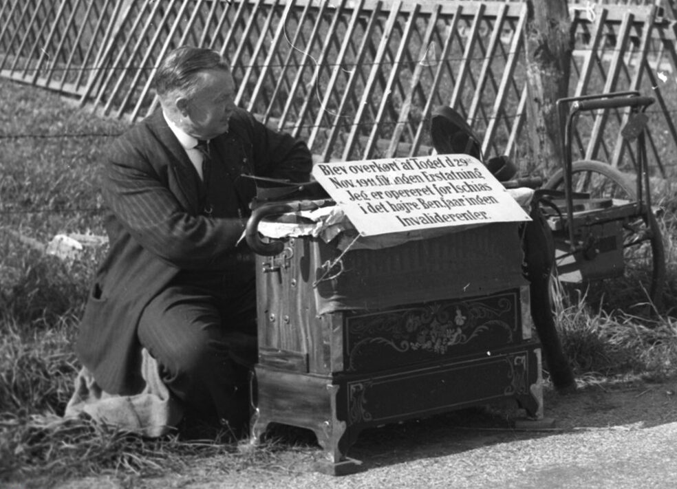 Musikalsk foredrag om lirekassen som social foranstaltning. Positivspiller på dyrskuepladsen i odense 1938