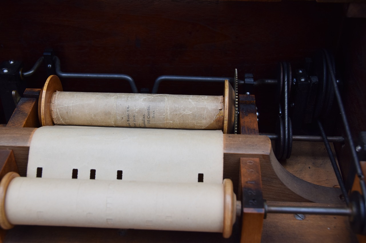 Hvad er en lirekasse? Den klassiske lirekasse har siden midten af 1800-tallet fungeret med melodierne stanset som huller i papirruller.