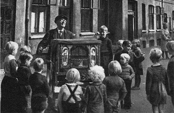 Henry Andersen, født i 1890, startede med at spille på lirekasse, da han var helt ung. I 1949 var han som 59-årig den yngste blandt københavnske lirekassemænd og koner. Foto: A. E Andersen