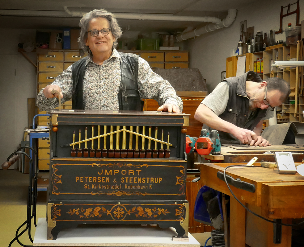 Der er ikke mange historiske lirekasser i Danmark, men orgelbygger Axel Stüber fra Berlin har restaureret en gammel valselirekasse, der er bygget af Gebrüder Bruder i Waldkirch og blev solgt af Petersen og Steenstrup i København.