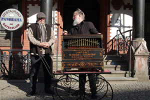 Petersen og Steenstrup, en gammel historisk lirekasse er hentet hjem til Danmark